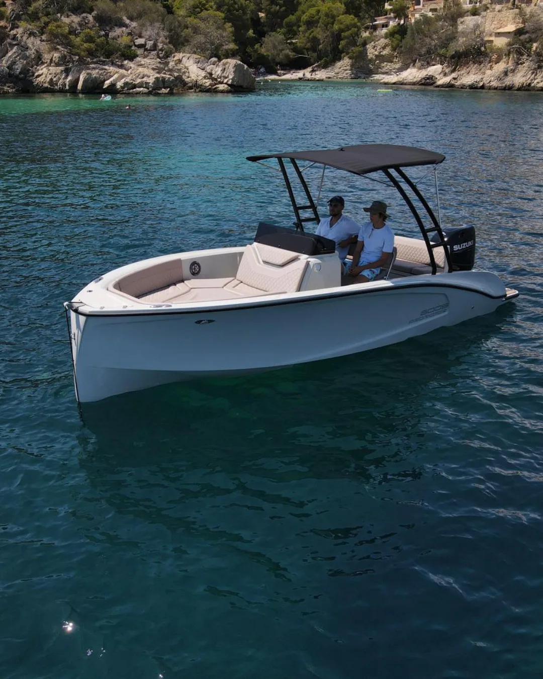 Promotor 600 Open cruising in a sheltered bay