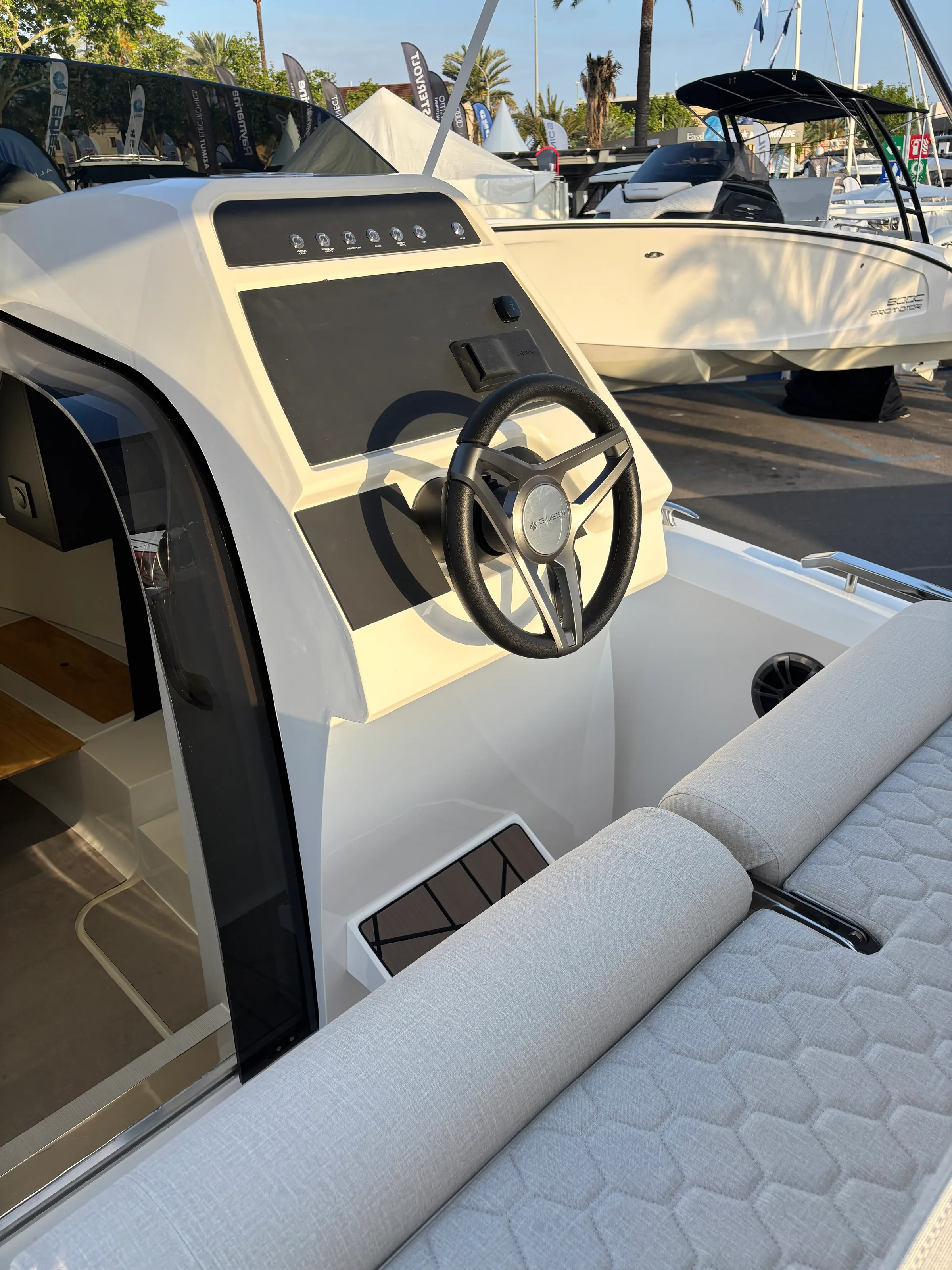 Promotor 700C helm and cockpit