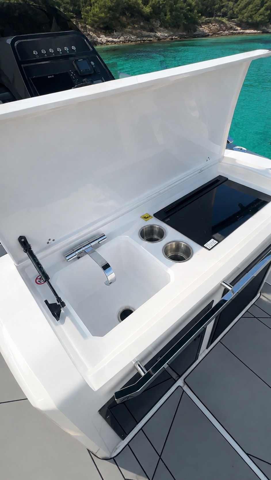 Open grill module with sink and induction hob aboard the Promotor 800C Grill Version