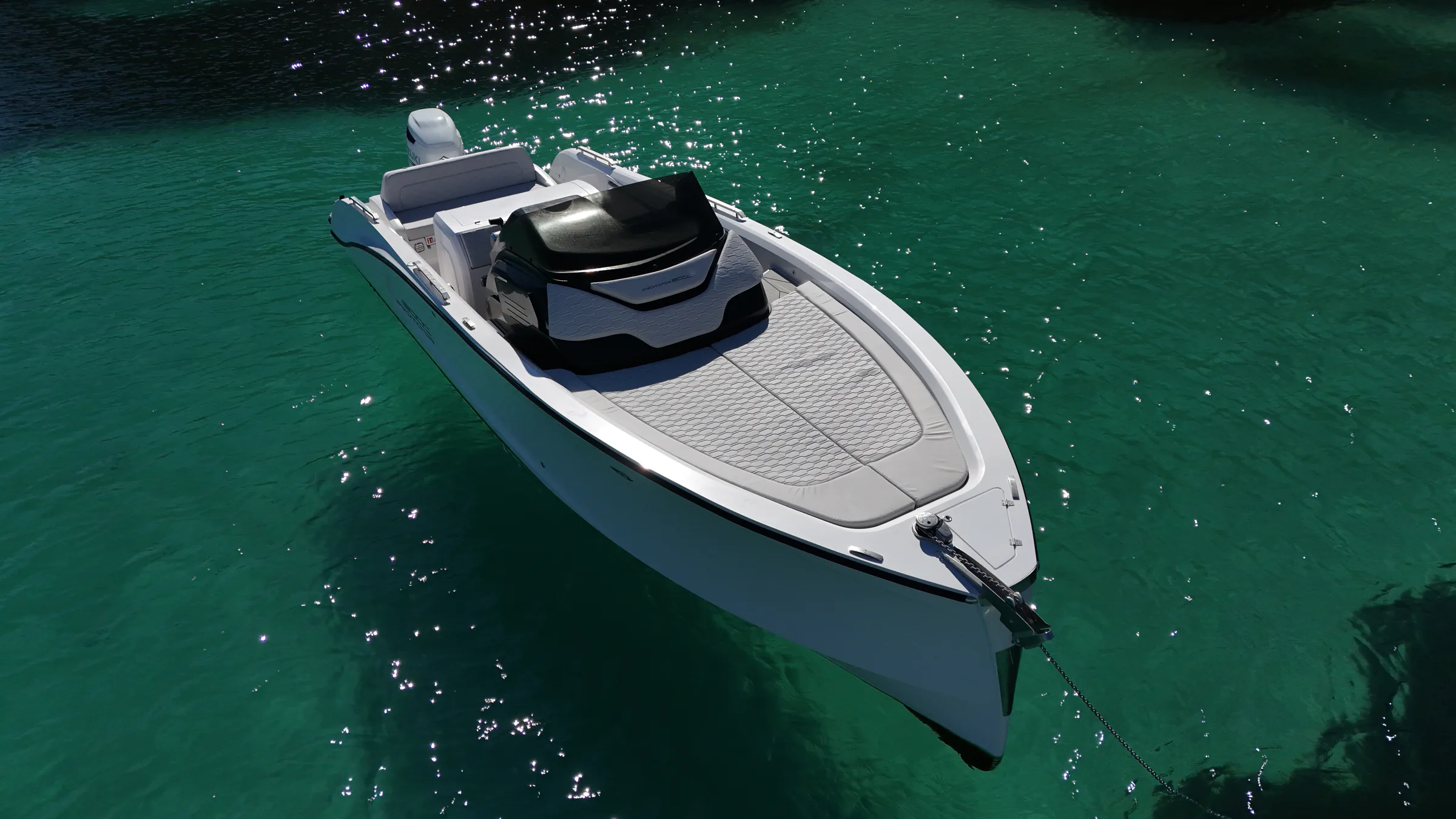 Promotor 800C cruising near the coast